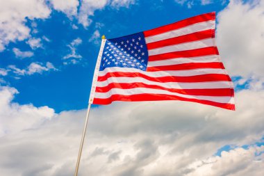 Mavi gökyüzünde Amerikan bayrağı .