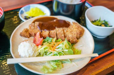 Japon yemekleri stil Teriyaki tavuk pilav ile