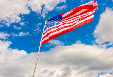 Mavi gökyüzünde Amerikan bayrağı .