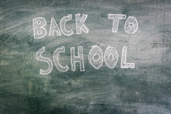 Okula geri serbest el çiziminin kara tahta üzerinde — Stok fotoğraf