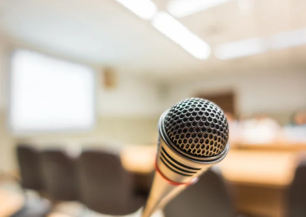 Microfone preto na sala de conferências (Imagem filtrada processada v — Fotografia de Stock