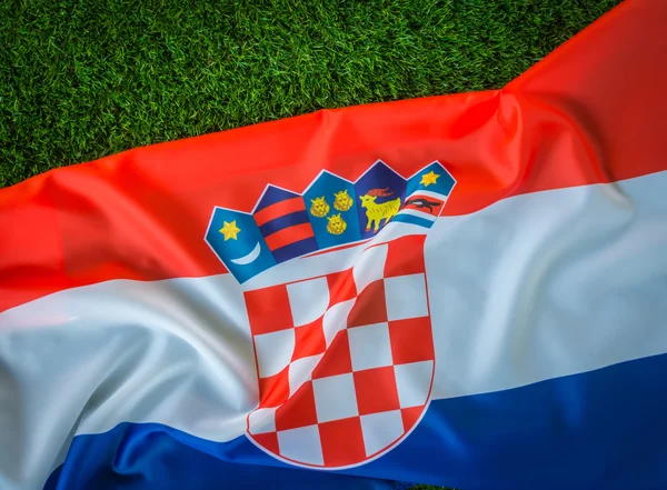 Bandeiras da Croácia na grama verde  . — Fotografia de Stock