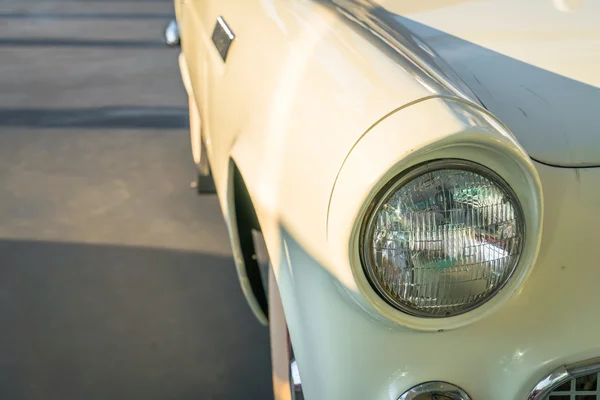 Faro de un coche de época. (Imagen filtrada procesada vintage —  Fotos de Stock