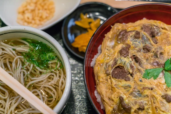 Japansk nudel på bordet . — Stockfoto