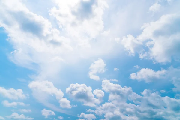 Nube en el cielo azul —  Fotos de Stock