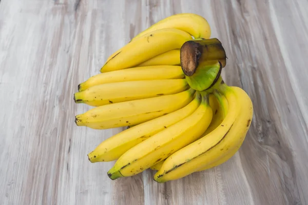 Bananas frescas na mesa de madeira . — Fotografia de Stock