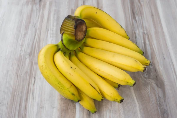 木桌上新鲜香蕉 . — 图库照片
