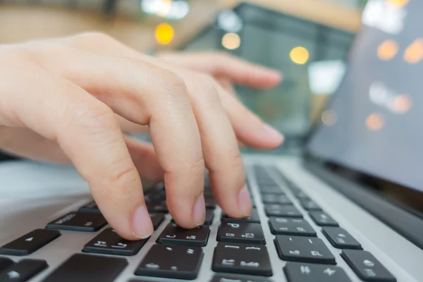 ノートパソコンのキーボードで入力するビジネス女性の手の閉鎖 . — ストック写真