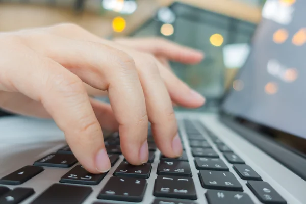 Primer plano de la mujer de negocios escribiendo a mano en el teclado del ordenador portátil . —  Fotos de Stock