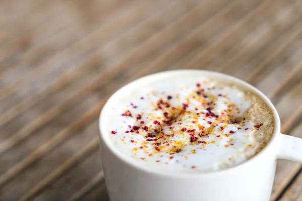 Latte Coffee Art auf dem Holztisch — Stockfoto