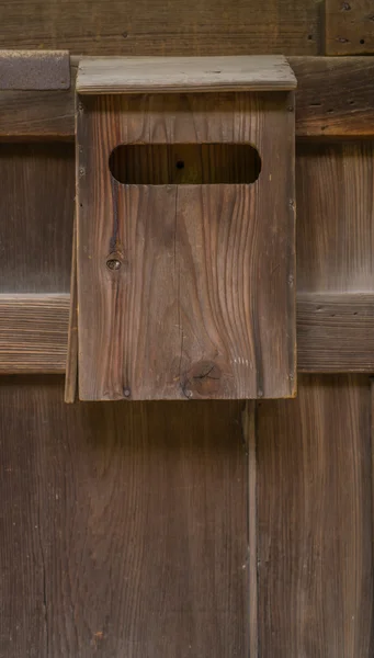 Caixa de correio de madeira velha no fundo de madeira  . — Fotografia de Stock