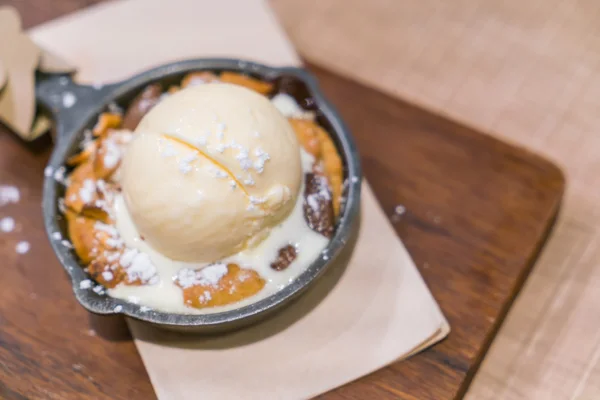 Pastel de chocolate con helado de vainilla —  Fotos de Stock