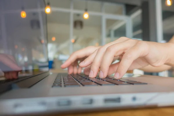 Primo piano della mano della donna d'affari che digita sulla tastiera del computer portatile . — Foto Stock