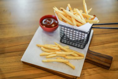 Tahta masada patates kızartması.