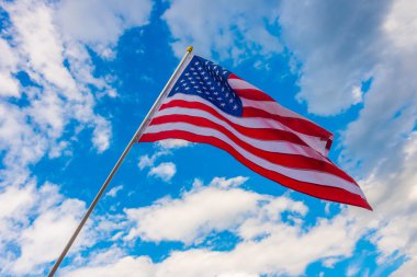 Mavi gökyüzünde Amerikan bayrağı .