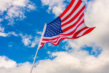 Mavi gökyüzünde Amerikan bayrağı .