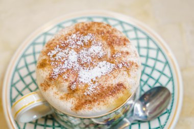 Ahşap masadaki Latte Kahve Sanatı