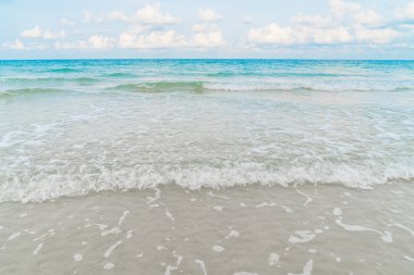 Mavi deniz ve gökyüzü ile güzel beyaz kum plaj