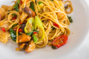 Baharatlı spagetti ve deniz ürünleri. .