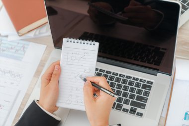 Laptop üzerinde dikkat çeken bir kalem kullanarak iş adamları 