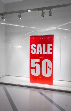 Kırmızı mağaza indirim işareti bir vitrin .