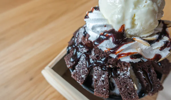 Gelato al cioccolato sul tavolo di legno  . — Foto Stock