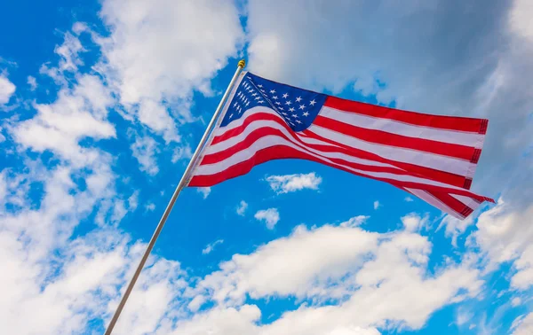 Mavi gökyüzünde Amerikan bayrağı .