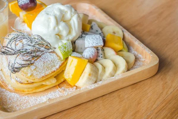 Panqueque y fruta con helado en la mesa  . — Foto de Stock