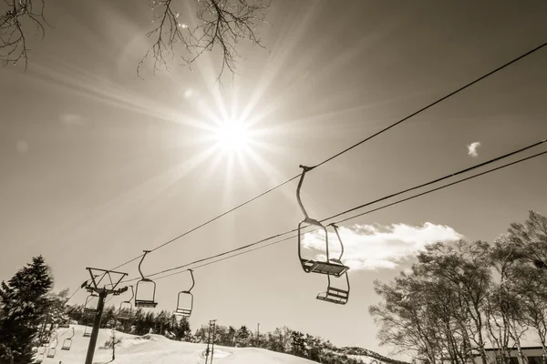 Coucher de soleil et téléski surplombant la montagne (Image filtrée pr — Photo