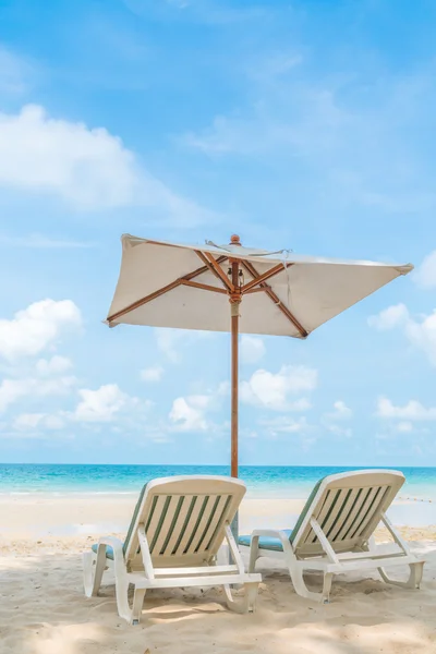 Beautiful beach chairs with umbrella on tropical white sand beac — Stock Photo, Image