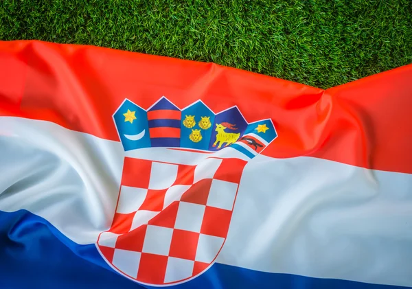 A zöld fű Horvátország zászlói . — Stock Fotó