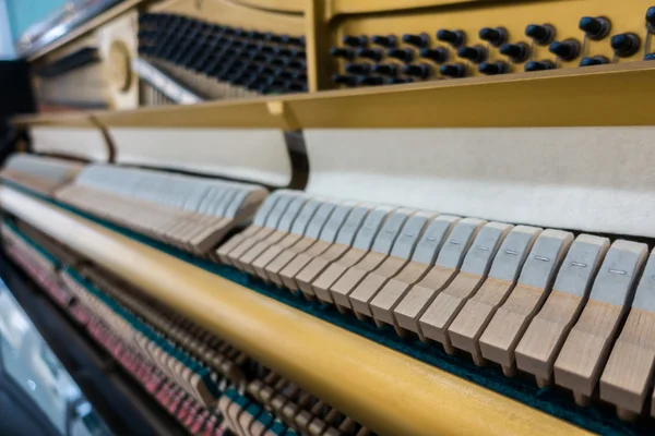 Close-up de Inside the piano com foco seletivo Close-up de In — Fotografia de Stock