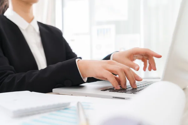 ノートパソコンのキーボードで入力するビジネス女性の手の閉鎖 — ストック写真