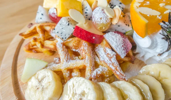 Wafel en fruit met roomijs op tafel . — Stockfoto