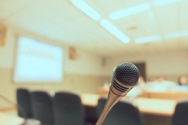 (Filtre uygulanmış görüntü işlenen v konferans salonunda siyah mikrofon