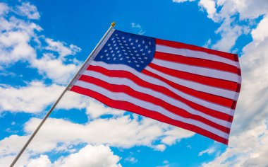 Mavi gökyüzünde Amerikan bayrağı .