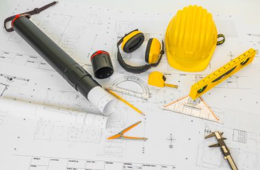 Bluep sarı kask ve çizim araçları ile inşaat planları