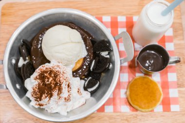 Dondurma pancake ve çikolata ile