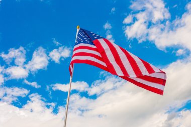 Mavi gökyüzünde Amerikan bayrağı .