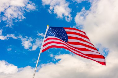 Mavi gökyüzünde Amerikan bayrağı .