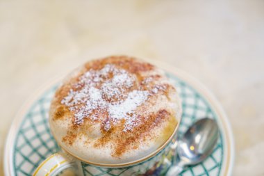 Ahşap masadaki Latte Kahve Sanatı