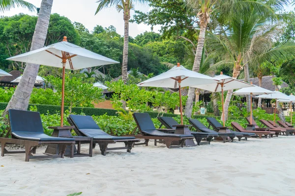 Gyönyörű strand szék, esernyő, a trópusi fehér homok beac — Stock Fotó