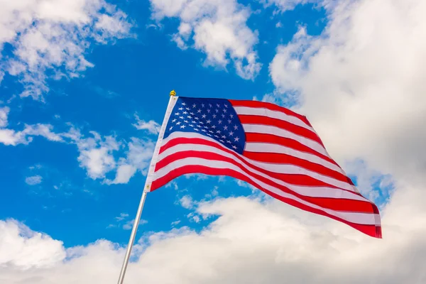 Mavi gökyüzünde Amerikan bayrağı .
