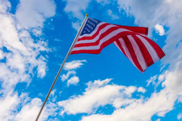 Mavi gökyüzünde Amerikan bayrağı .