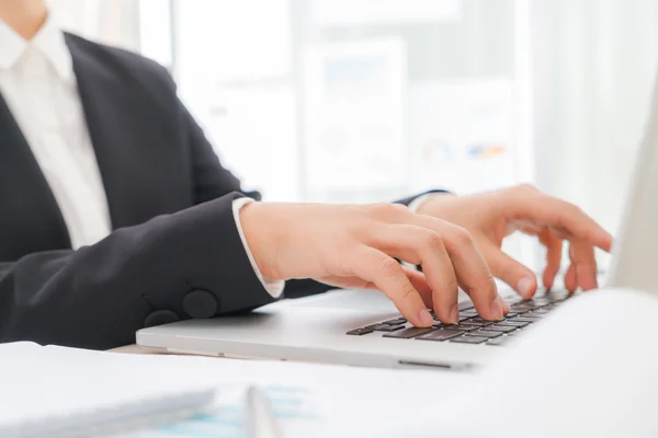 ノートパソコンのキーボードで入力するビジネス女性の手の閉鎖 — ストック写真