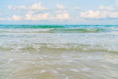 Mavi deniz ve gökyüzü ile güzel beyaz kum plaj