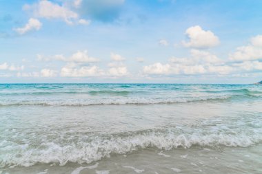 Mavi deniz ve gökyüzü ile güzel beyaz kum plaj