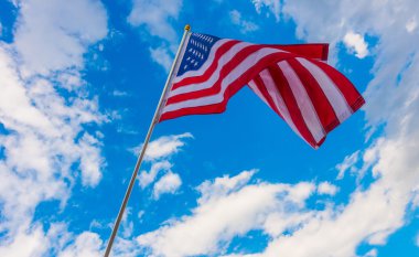 Mavi gökyüzünde Amerikan bayrağı .