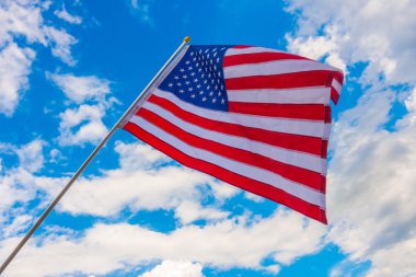 Mavi gökyüzünde Amerikan bayrağı .