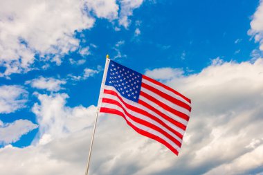 Mavi gökyüzünde Amerikan bayrağı .
